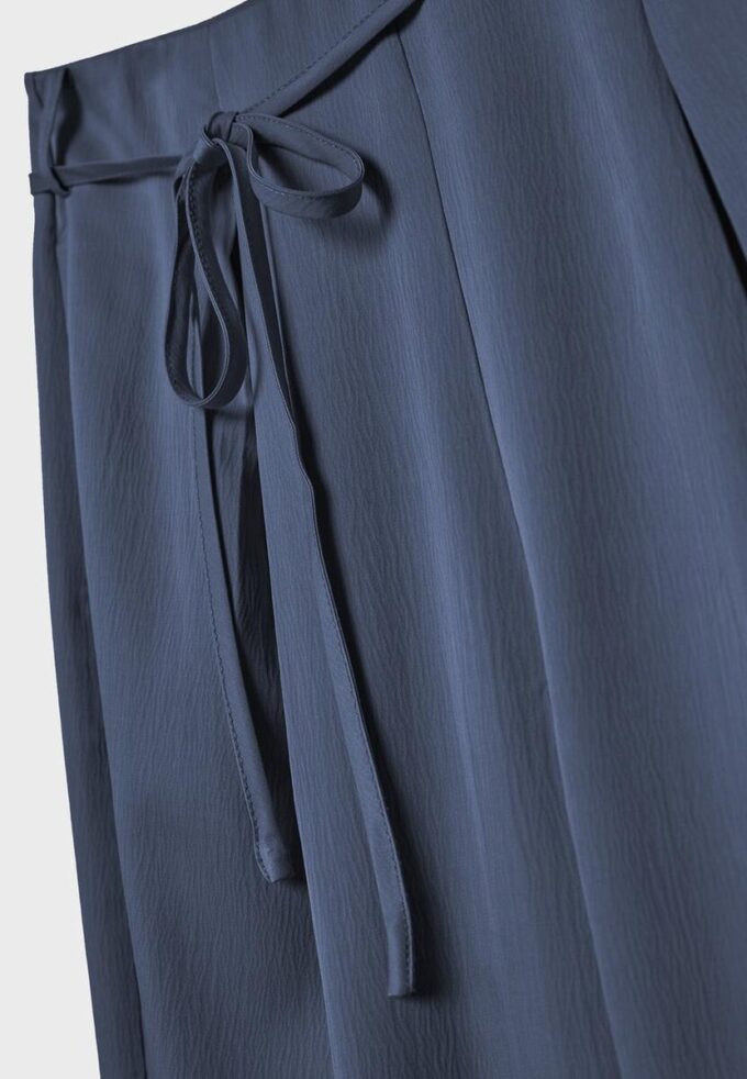 Volné kalhoty s efektem zmačkání a vázáním Volné kalhoty s efektem zmačkání a vázáním