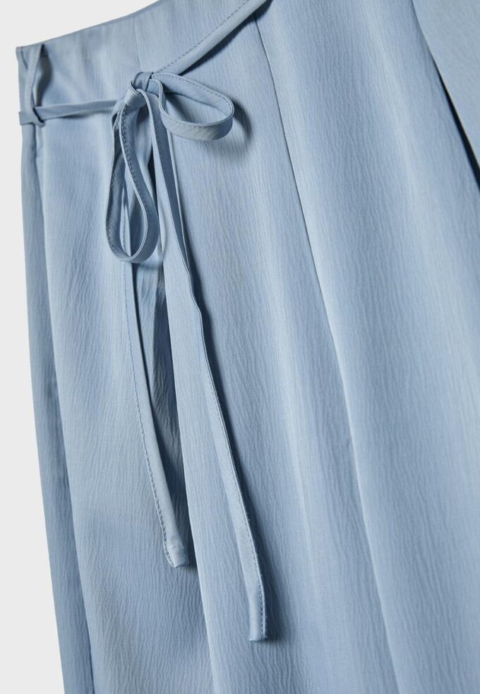 Volné kalhoty s efektem zmačkání a vázáním Volné kalhoty s efektem zmačkání a vázáním