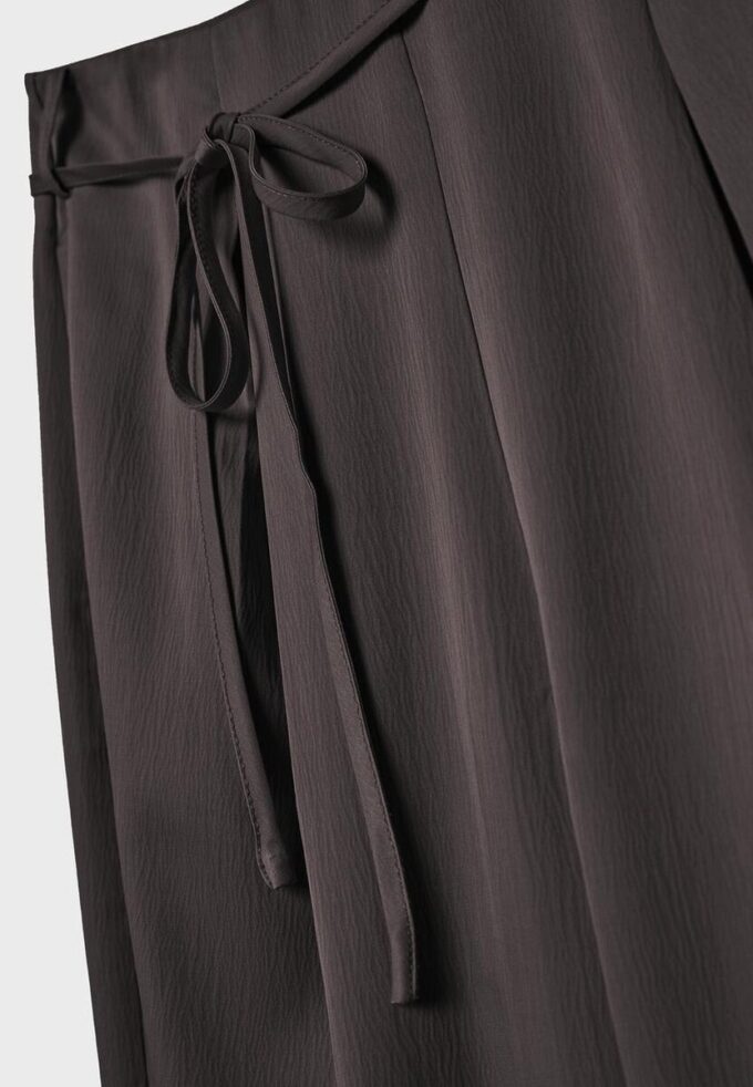 Volné kalhoty s efektem zmačkání a vázáním Volné kalhoty s efektem zmačkání a vázáním