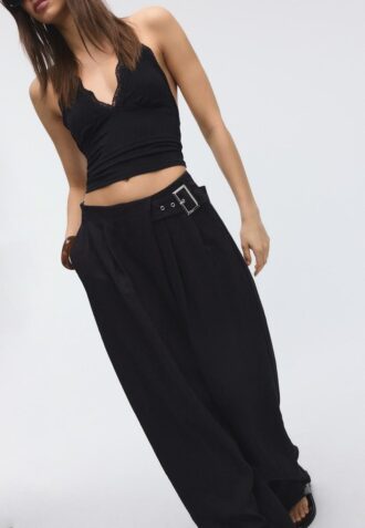 Volné kalhoty s přezkou