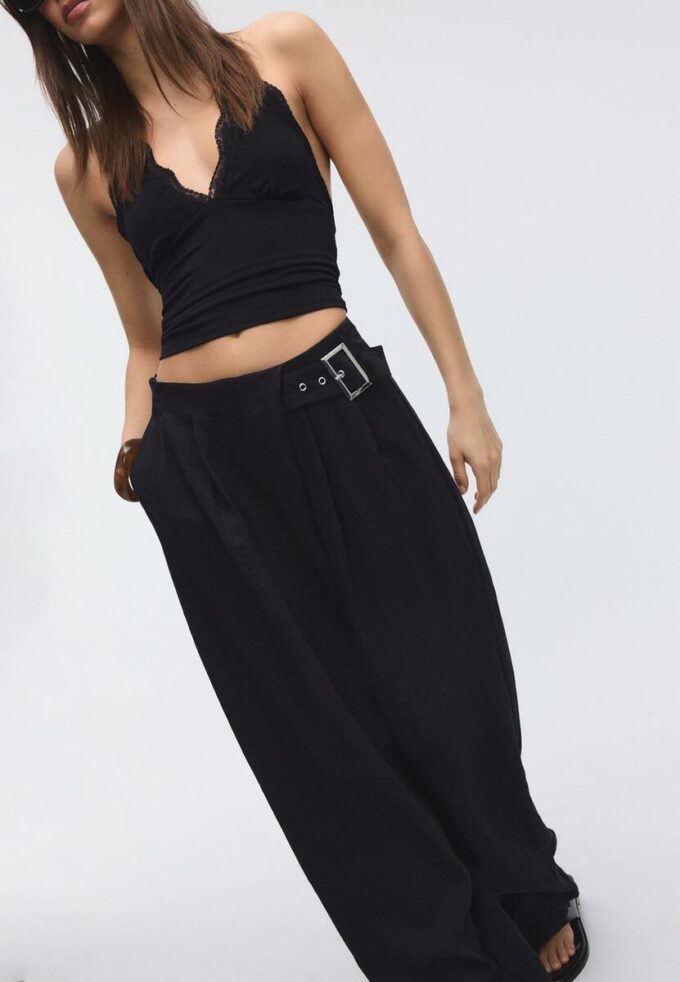 Volné kalhoty s přezkou