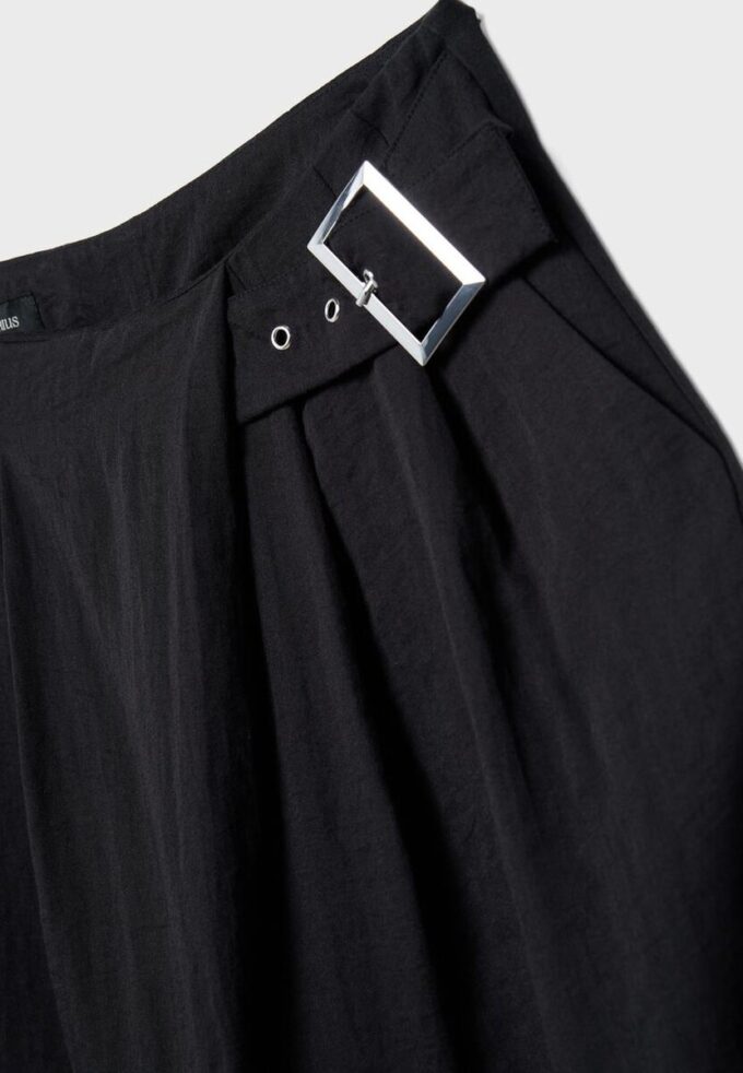 Volné kalhoty s přezkou