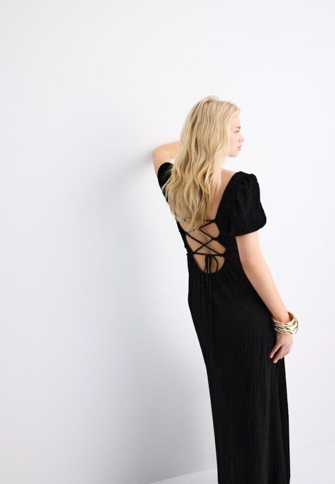 Volné maxi šaty s kříženým zadním dílem Volné maxi šaty s kříženým zadním dílem