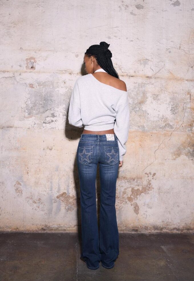 Vyšívané džíny s kapsami a zvonovými nohavicemi