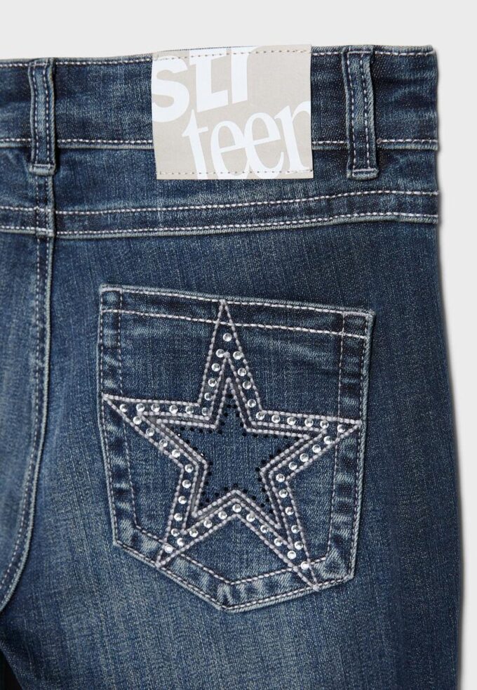 Vyšívané džíny s kapsami a zvonovými nohavicemi