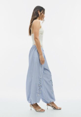 Vyšívané kalhoty s balónovým střihem