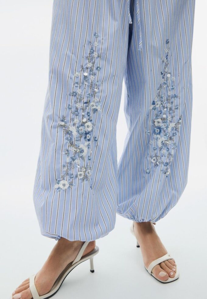 Vyšívané kalhoty s balónovým střihem