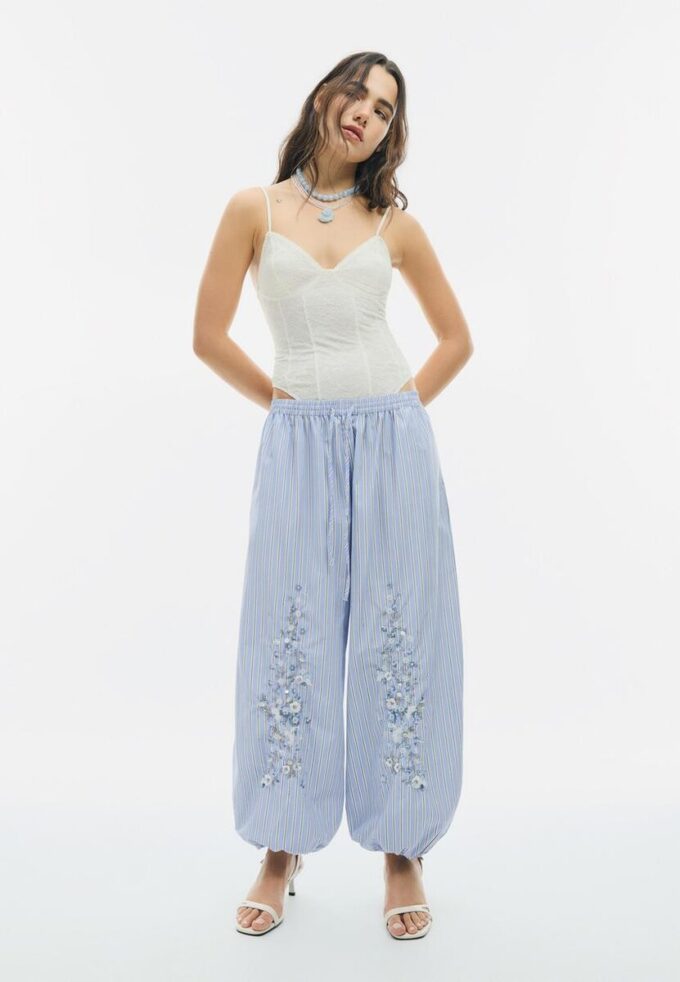 Vyšívané kalhoty s balónovým střihem