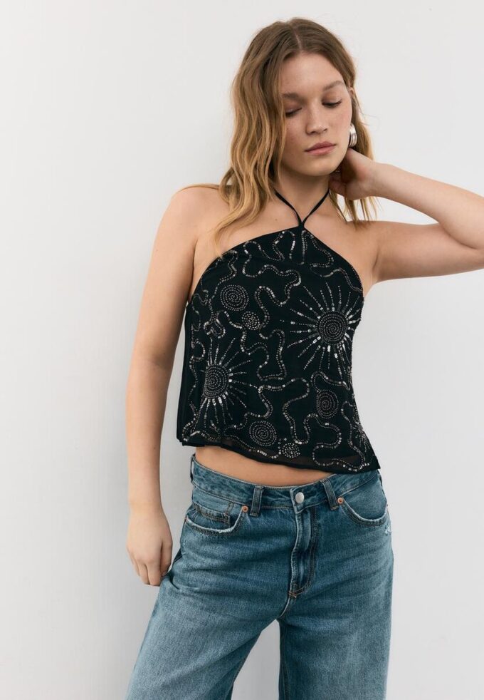 Vyšívaný top s vázáním za krkem Vyšívaný top s vázáním za krkem