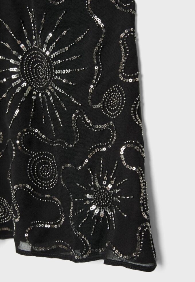 Vyšívaný top s vázáním za krkem Vyšívaný top s vázáním za krkem