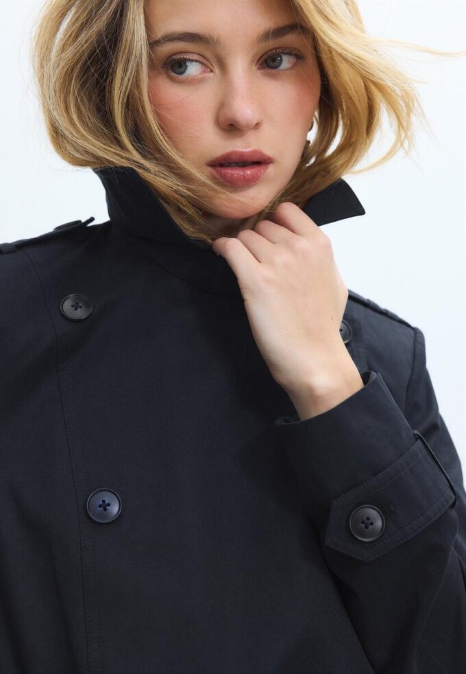 Základní krátký trenčkot