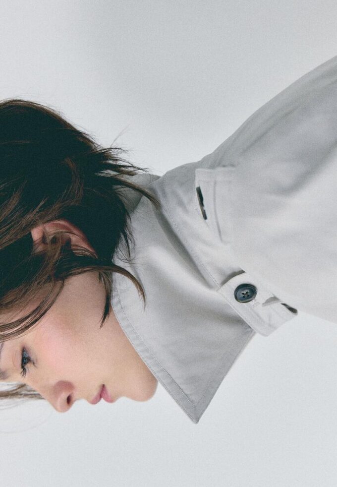 Základní krátký trenčkot