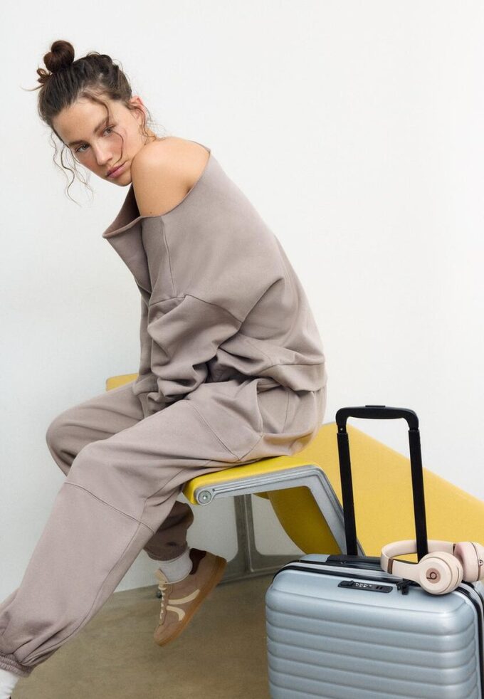 Základní mikina s odhalenými rameny Základní mikina s odhalenými rameny