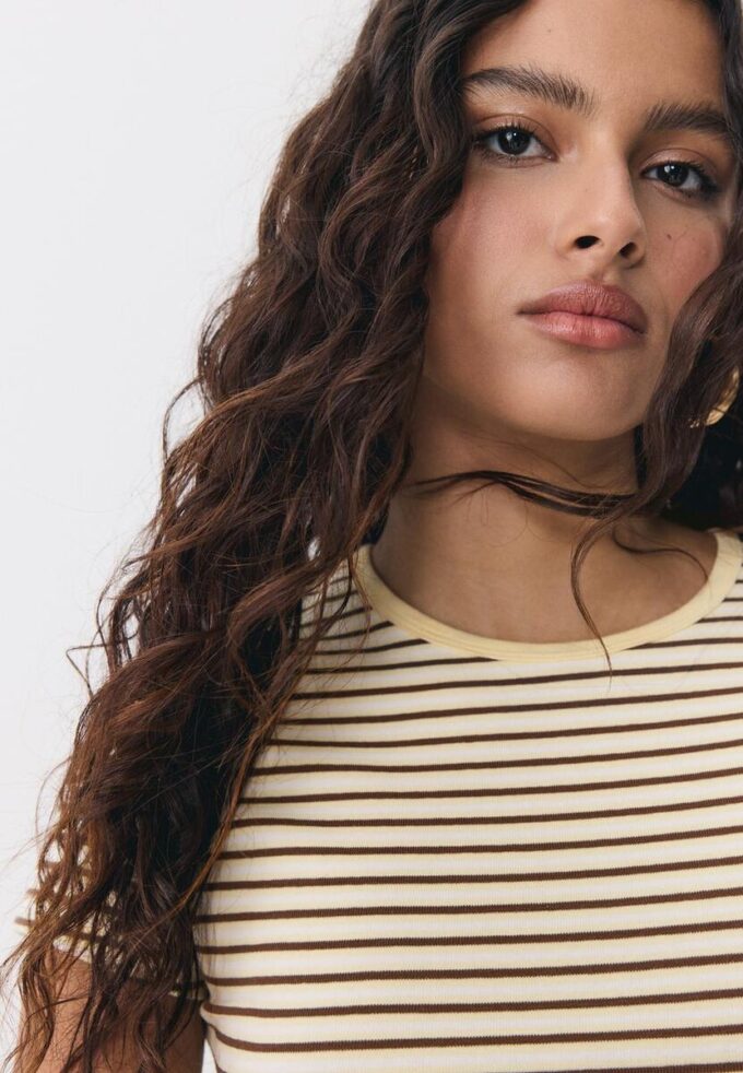 Základní pruhované tričko se slim fit střihem