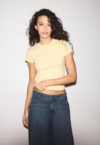 Základní tričko s krátkým rukávem a kulatým výstřihem