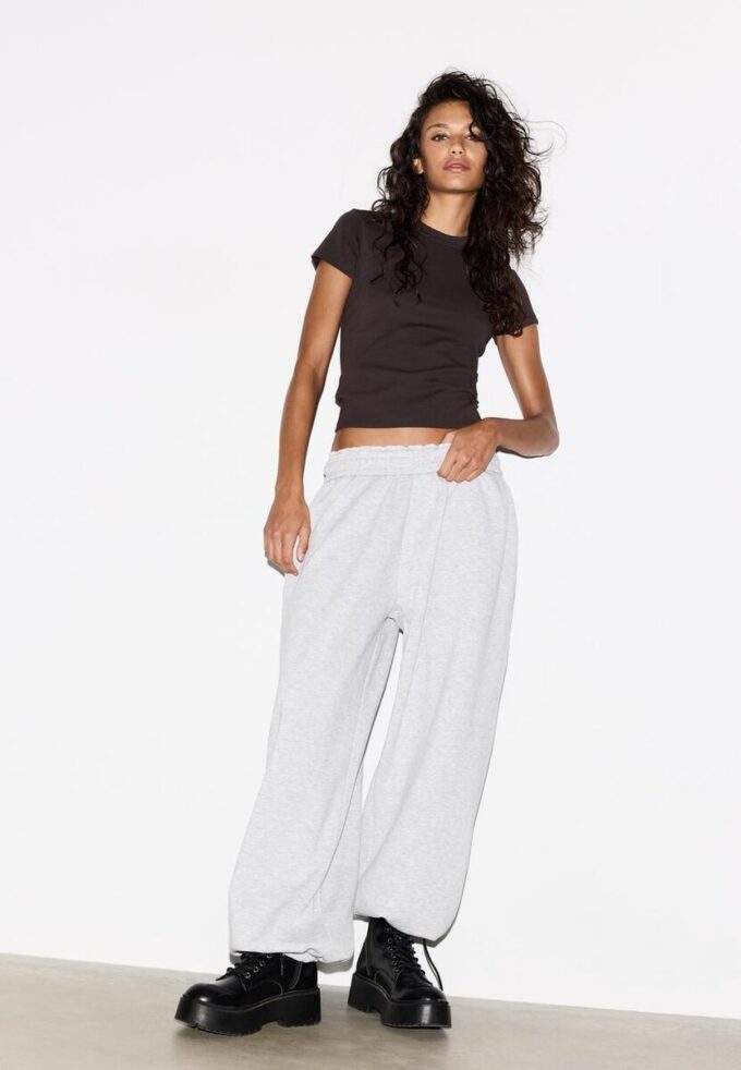 Základní tričko s krátkým rukávem a kulatým výstřihem Základní tričko s krátkým rukávem a kulatým výstřihem