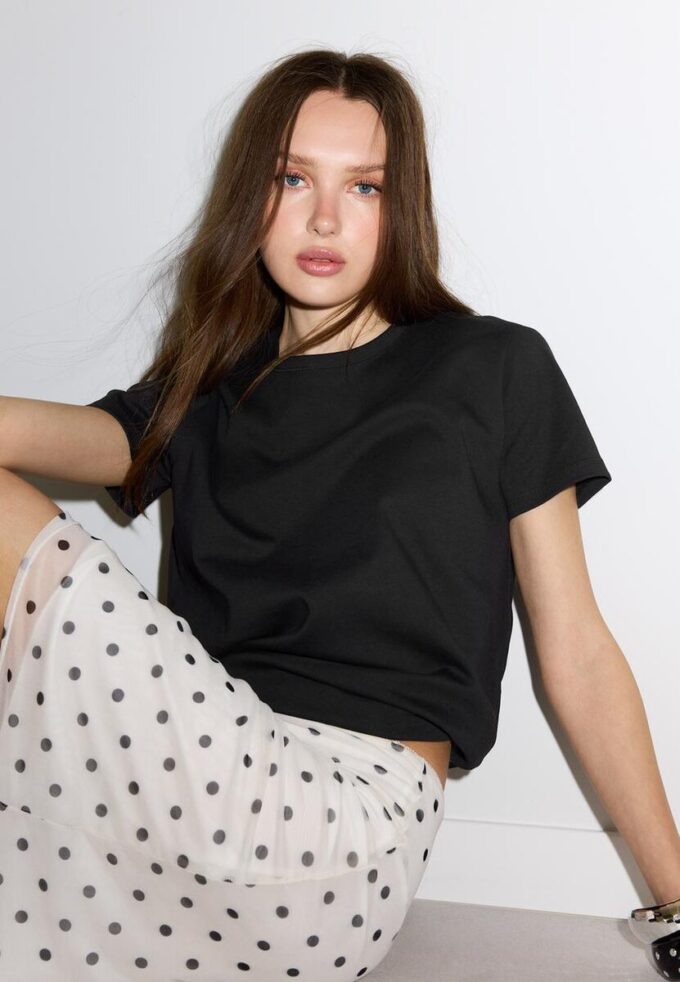 Základní tričko s pravidelným střihem a jemným povrchem na dotek Základní tričko s pravidelným střihem a jemným povrchem na dotek