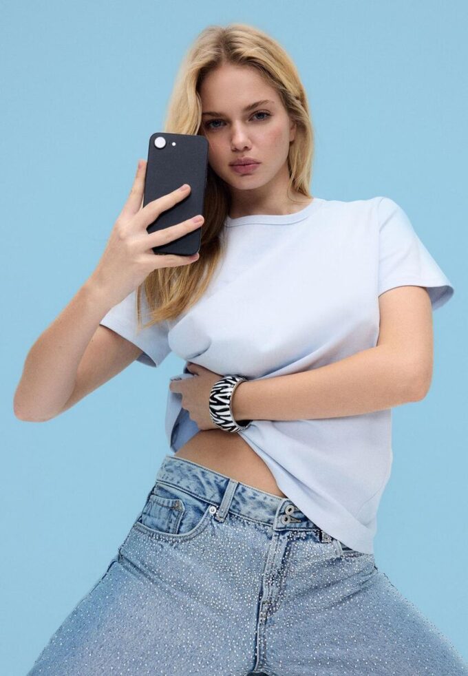 Základní tričko s pravidelným střihem a jemným povrchem na dotek Základní tričko s pravidelným střihem a jemným povrchem na dotek