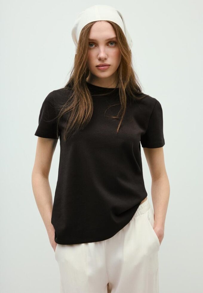 Základní tričko s pravidelným střihem a jemným povrchem na dotek Základní tričko s pravidelným střihem a jemným povrchem na dotek