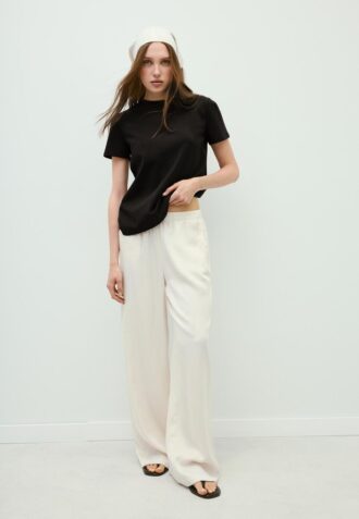 Základní tričko s pravidelným střihem a jemným povrchem na dotek