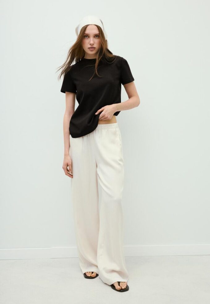 Základní tričko s pravidelným střihem a jemným povrchem na dotek Základní tričko s pravidelným střihem a jemným povrchem na dotek