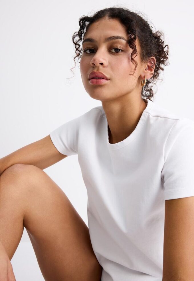 Základní tričko s pravidelným střihem a jemným povrchem na dotek Základní tričko s pravidelným střihem a jemným povrchem na dotek