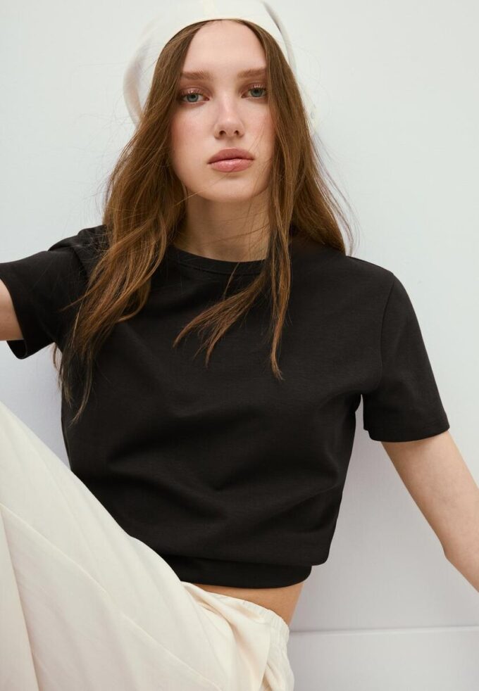 Základní tričko s pravidelným střihem a jemným povrchem na dotek Základní tričko s pravidelným střihem a jemným povrchem na dotek