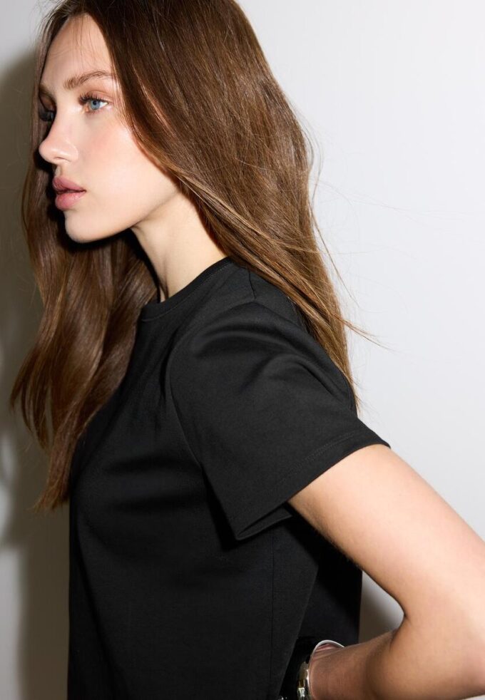 Základní tričko s pravidelným střihem a jemným povrchem na dotek Základní tričko s pravidelným střihem a jemným povrchem na dotek