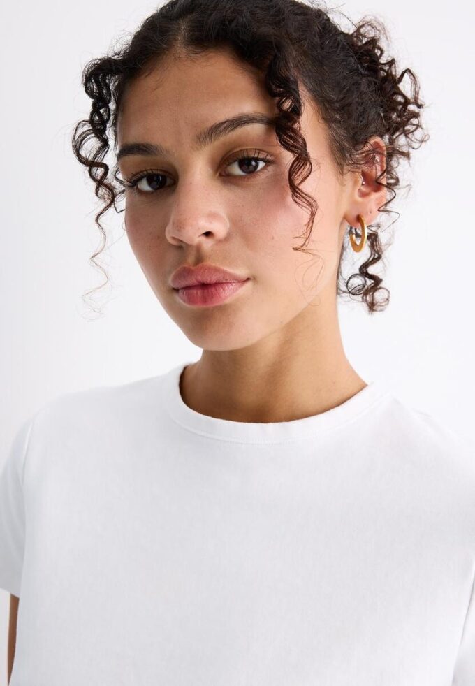 Základní tričko s pravidelným střihem a jemným povrchem na dotek Základní tričko s pravidelným střihem a jemným povrchem na dotek