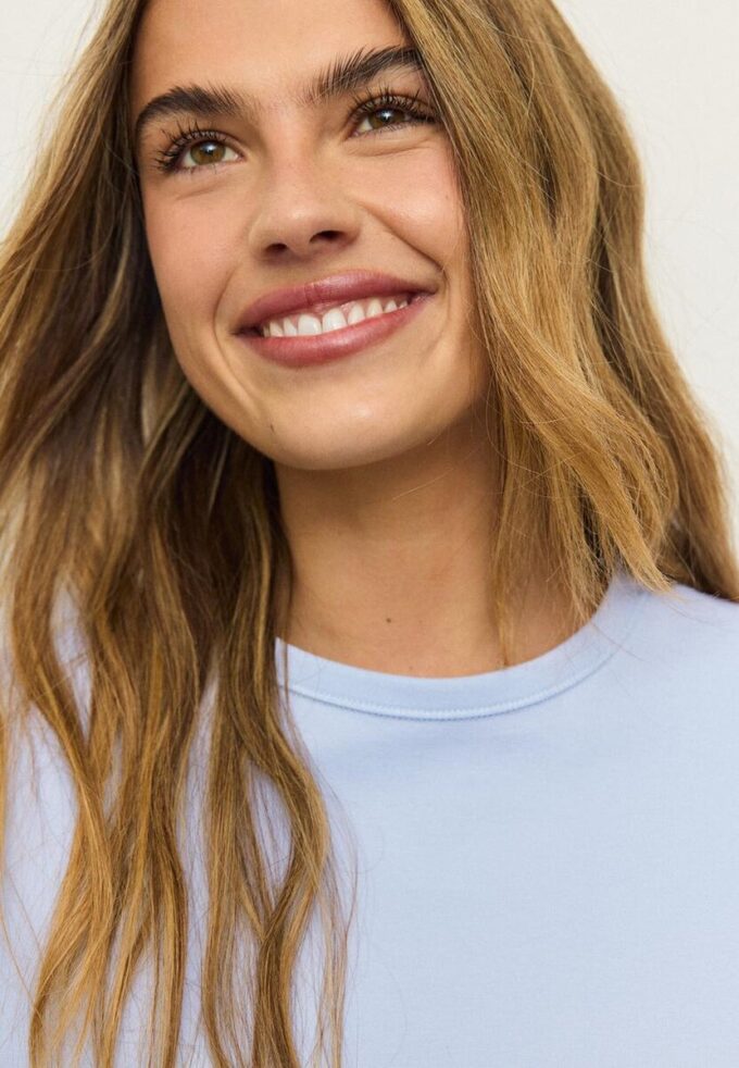 Základní tričko s pravidelným střihem a jemným povrchem na dotek Základní tričko s pravidelným střihem a jemným povrchem na dotek