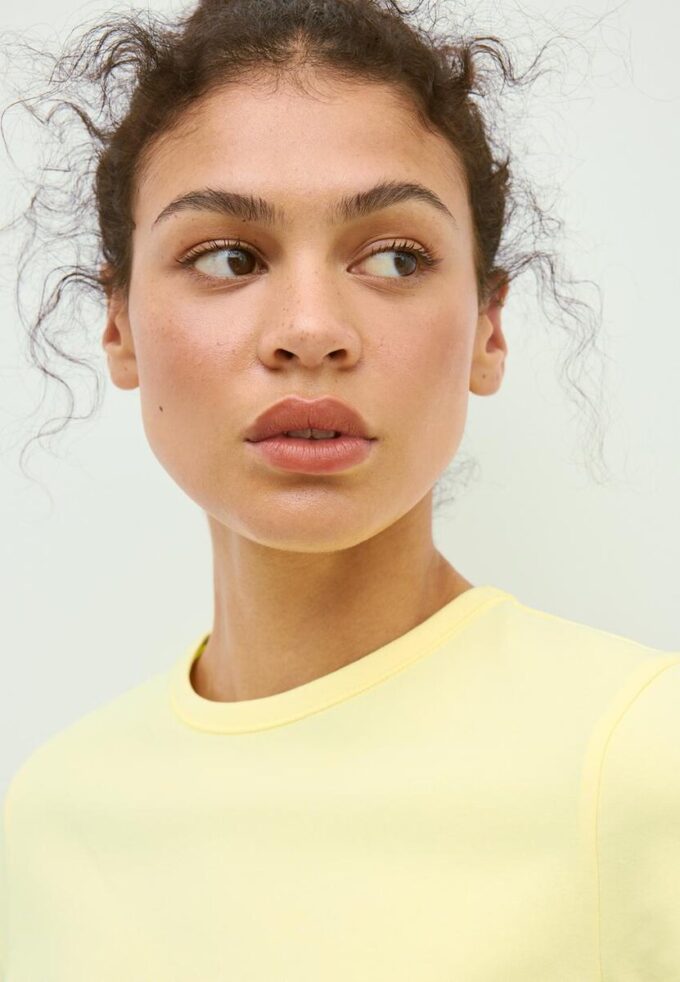 Základní tričko s pravidelným střihem a jemným povrchem na dotek Základní tričko s pravidelným střihem a jemným povrchem na dotek