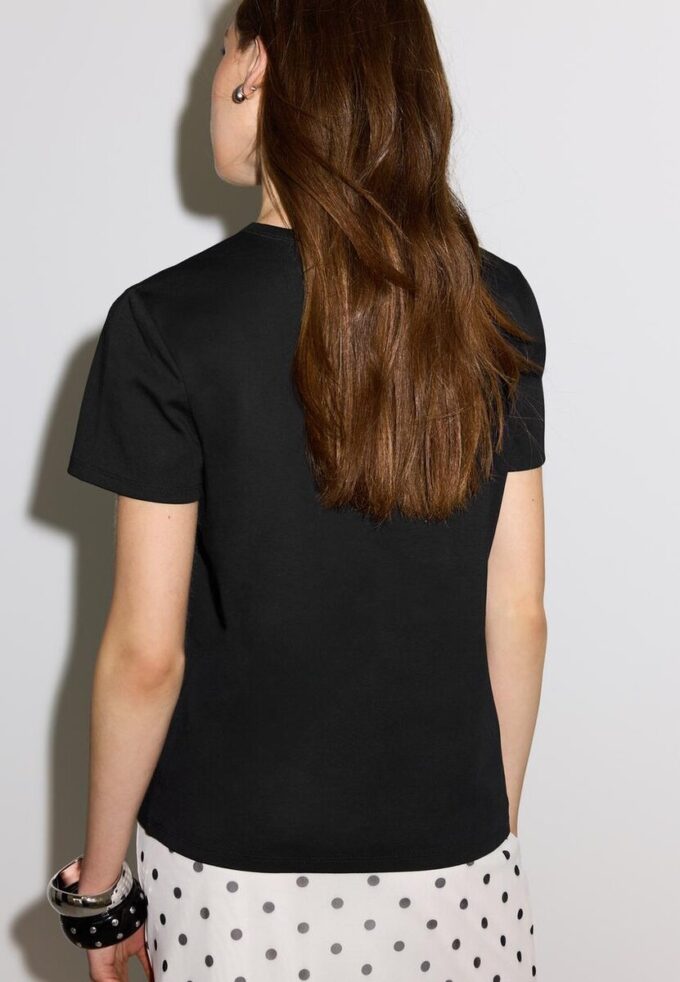 Základní tričko s pravidelným střihem a jemným povrchem na dotek Základní tričko s pravidelným střihem a jemným povrchem na dotek