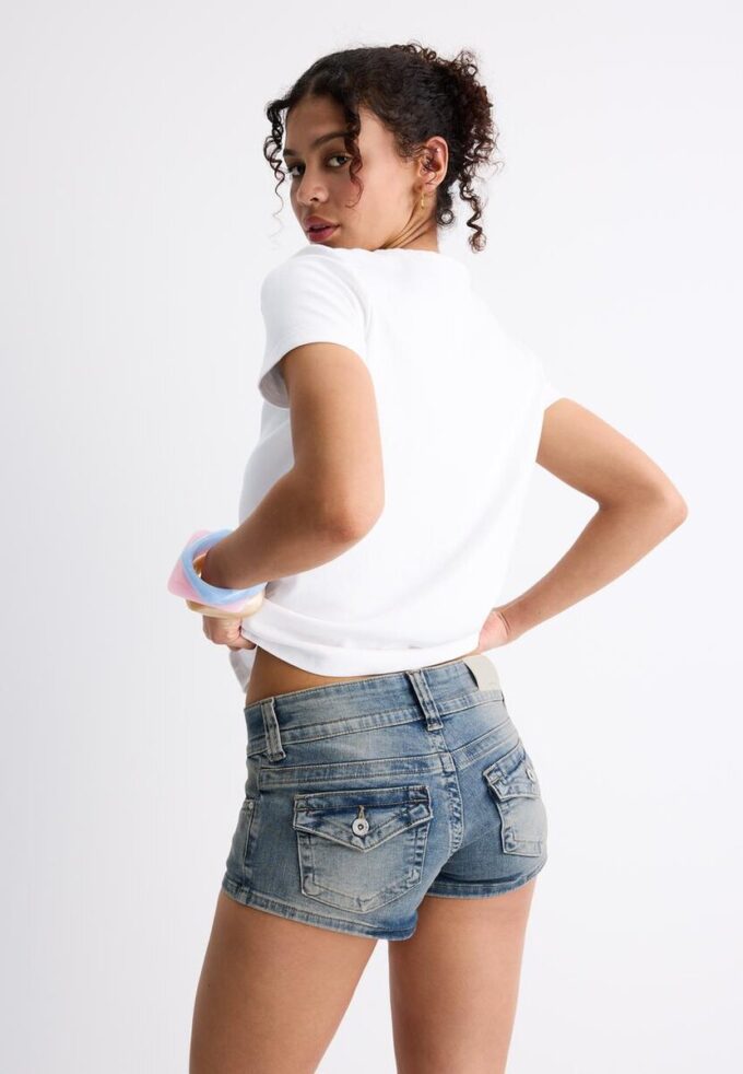 Základní tričko s pravidelným střihem a jemným povrchem na dotek Základní tričko s pravidelným střihem a jemným povrchem na dotek