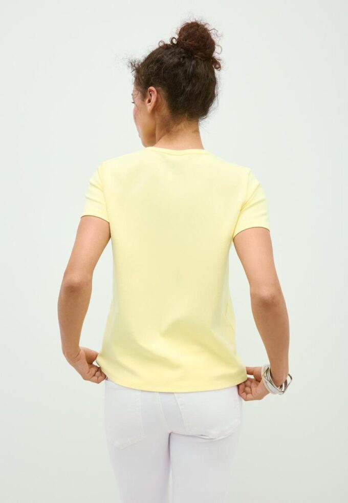 Základní tričko s pravidelným střihem a jemným povrchem na dotek Základní tričko s pravidelným střihem a jemným povrchem na dotek