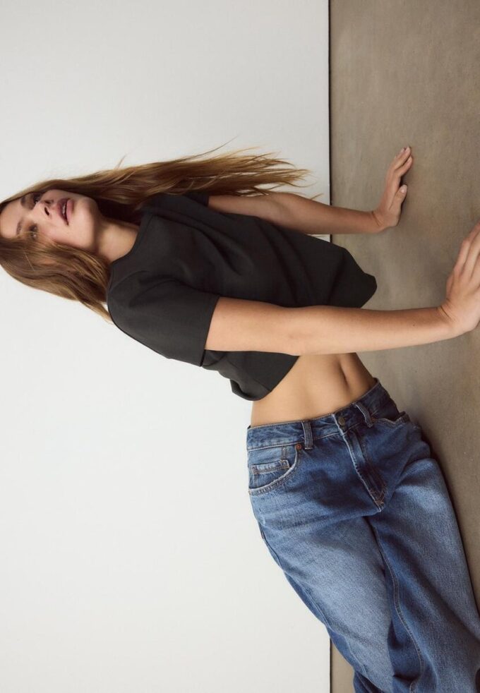 Základní tričko s pravidelným střihem a jemným povrchem na dotek Základní tričko s pravidelným střihem a jemným povrchem na dotek