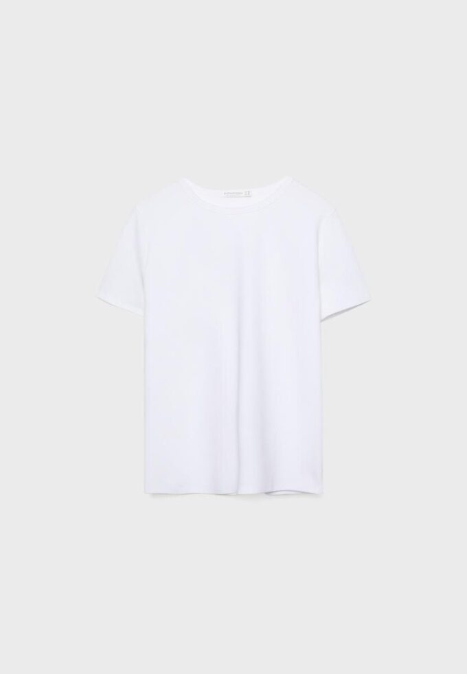 Základní tričko s pravidelným střihem a jemným povrchem na dotek Základní tričko s pravidelným střihem a jemným povrchem na dotek