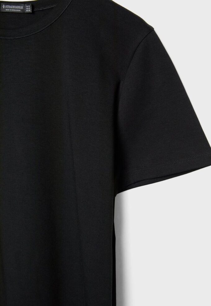 Základní tričko s pravidelným střihem a jemným povrchem na dotek Základní tričko s pravidelným střihem a jemným povrchem na dotek