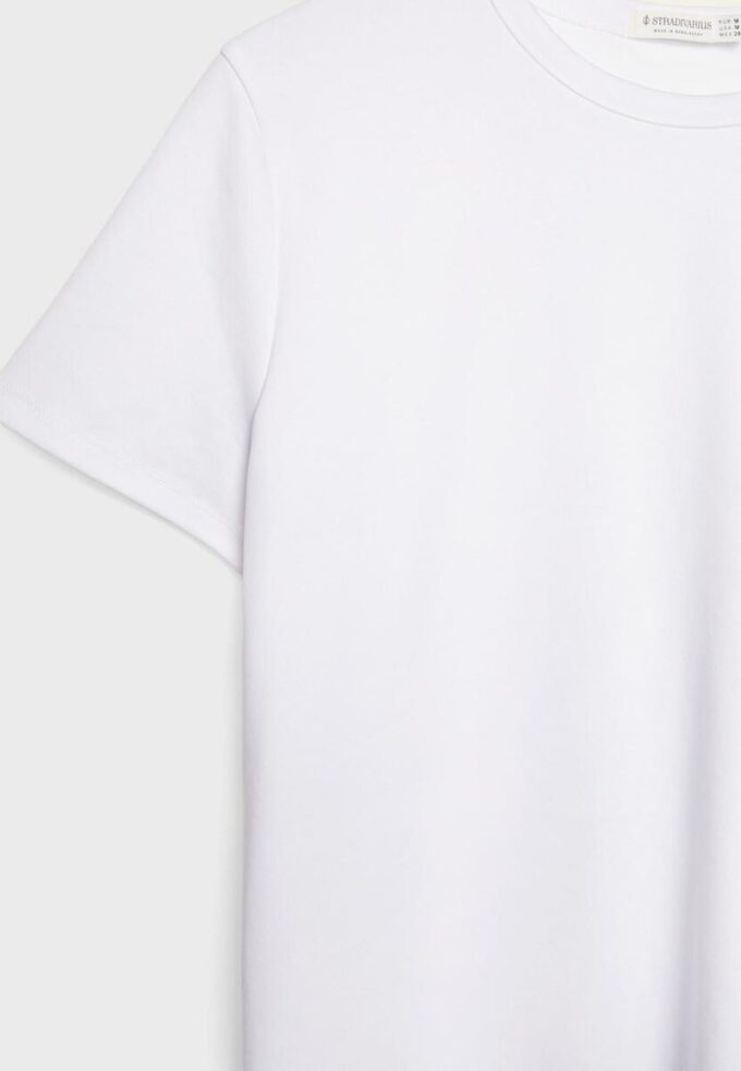 Základní tričko s pravidelným střihem a jemným povrchem na dotek Základní tričko s pravidelným střihem a jemným povrchem na dotek