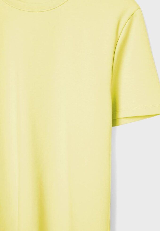 Základní tričko s pravidelným střihem a jemným povrchem na dotek Základní tričko s pravidelným střihem a jemným povrchem na dotek