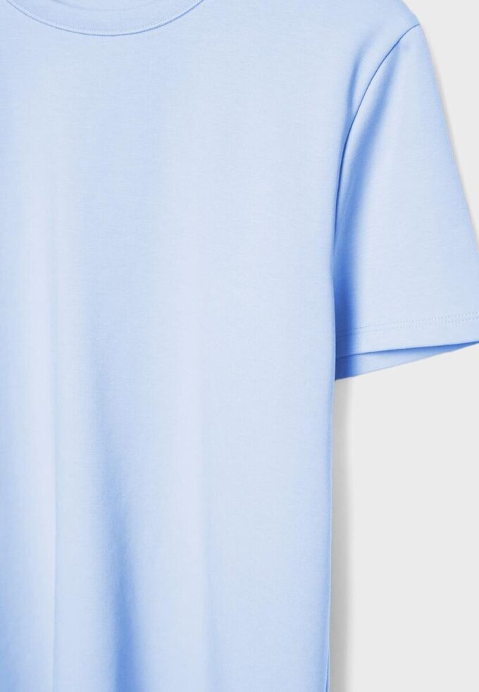 Základní tričko s pravidelným střihem a jemným povrchem na dotek Základní tričko s pravidelným střihem a jemným povrchem na dotek