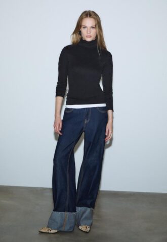 Základní tričko s vysokým výstřihem