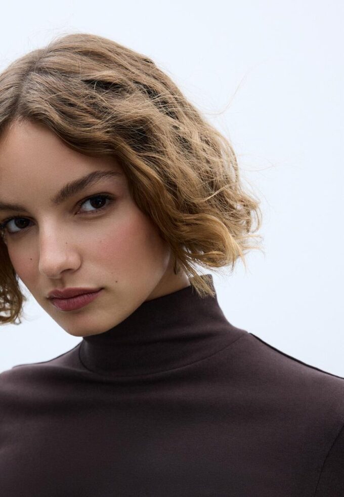 Základní tričko s vysokým výstřihem