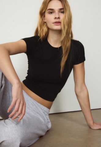 Základní tričko se slim fit střihem