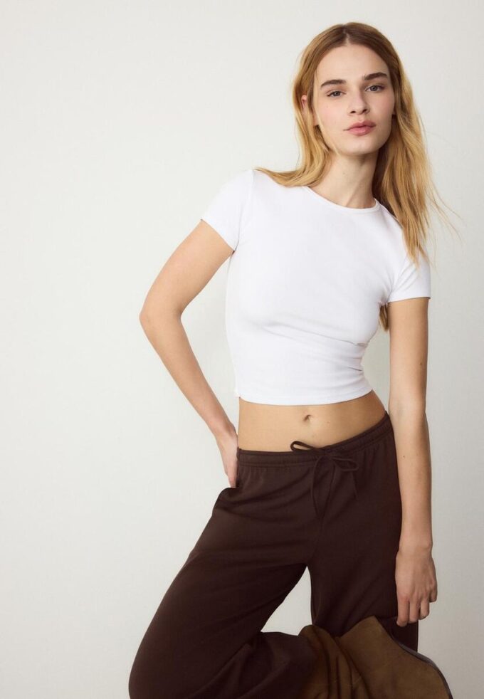 Základní tričko se slim fit střihem