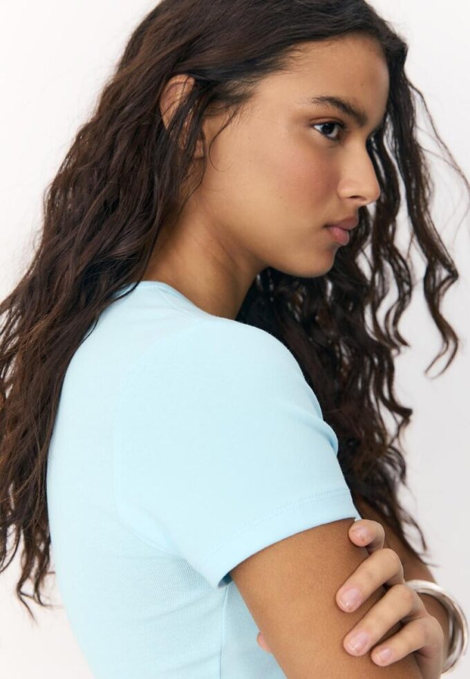 Základní tričko se slim fit střihem