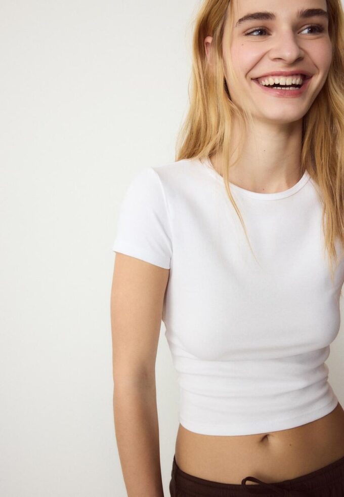 Základní tričko se slim fit střihem