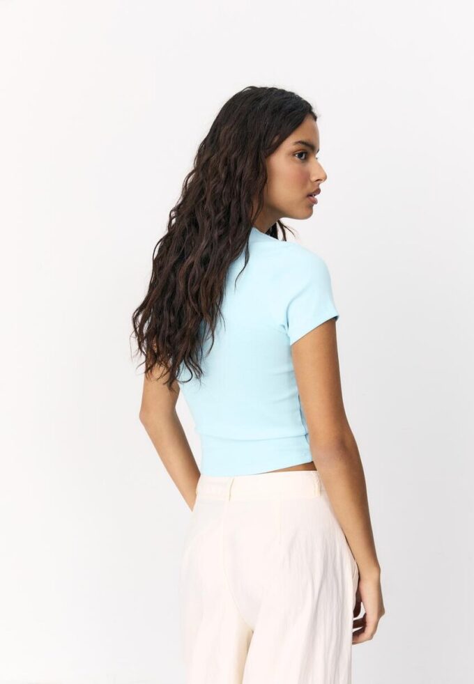 Základní tričko se slim fit střihem